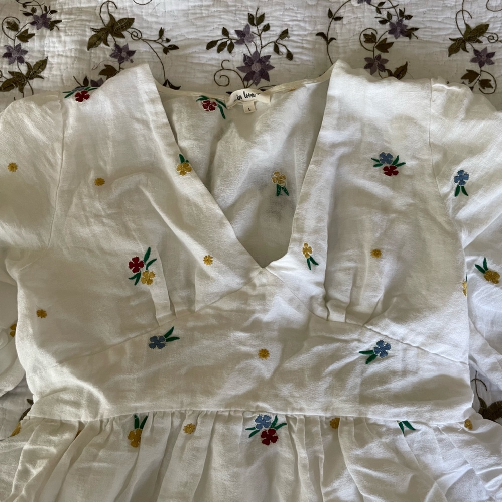 Cute white dress with embroidered flowers 🌺 - Picture 4 of 5